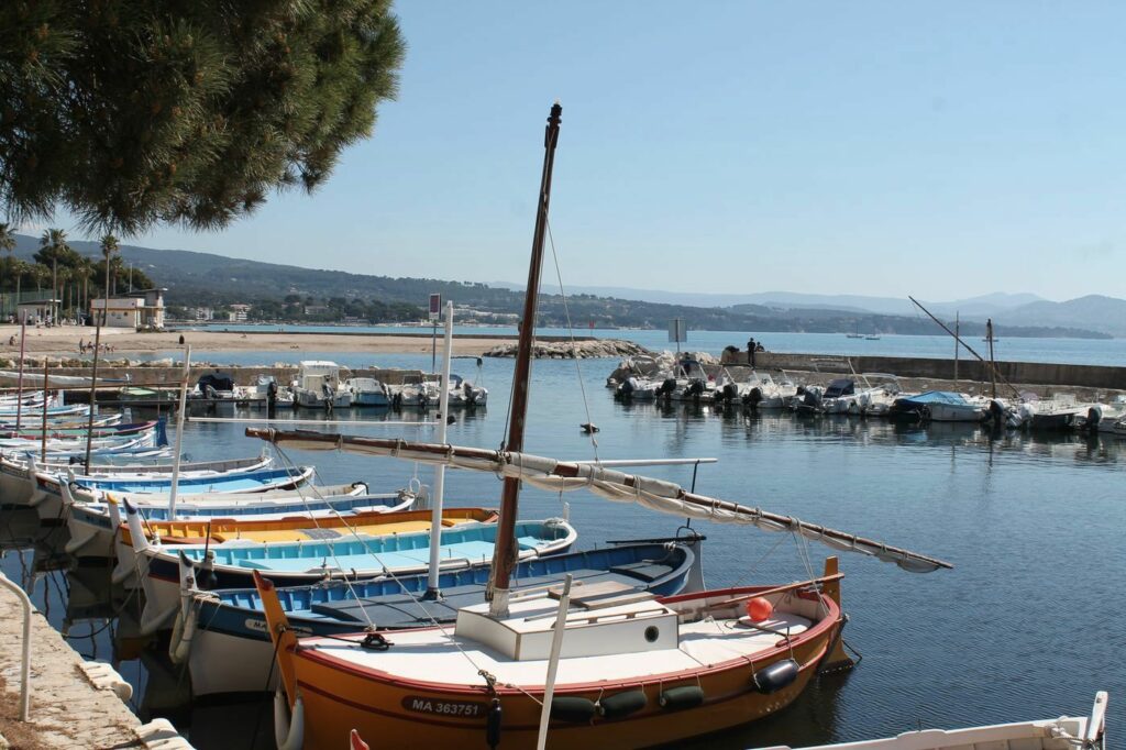 Pointus colorés dans une petite anse de La Ciotat